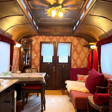 Historischer Zirkuswagen Mit Terrasse Und Blick Ins Gruene 维岑豪森 外观 照片