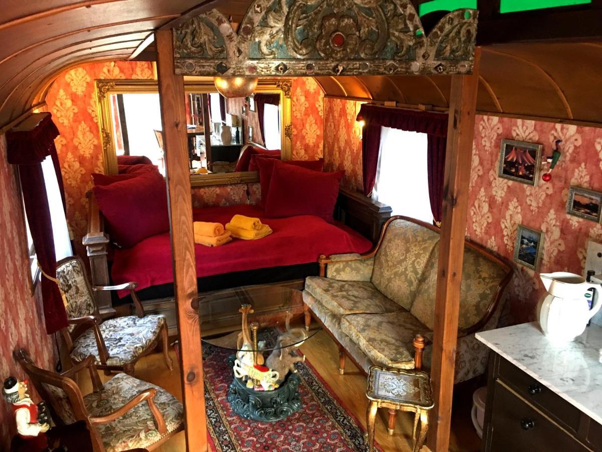 Historischer Zirkuswagen Mit Terrasse Und Blick Ins Gruene 维岑豪森 外观 照片