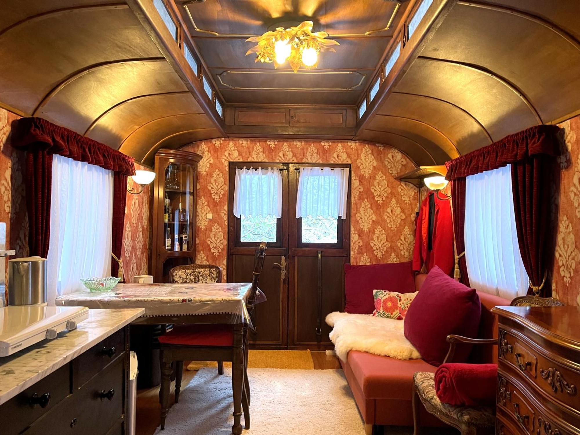 Historischer Zirkuswagen Mit Terrasse Und Blick Ins Gruene 维岑豪森 外观 照片