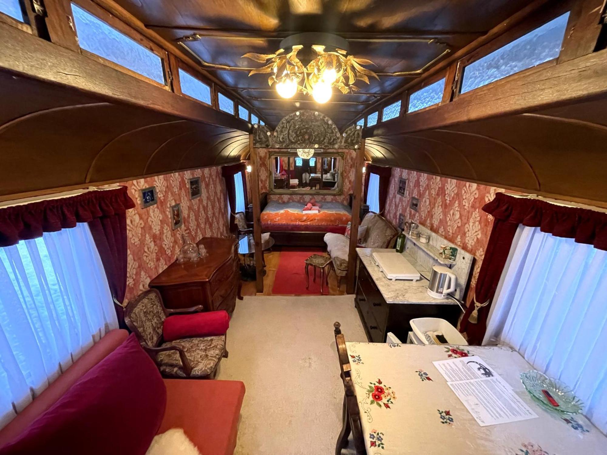 Historischer Zirkuswagen Mit Terrasse Und Blick Ins Gruene 维岑豪森 外观 照片